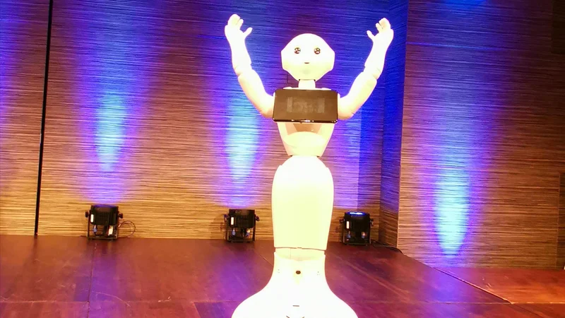 Fotografija: Roke gor, roke dol. Prva slovenska robotka Frida na fotografiji kaže vaje za razgibavanje pacientov. Foto Milena Zupanič
