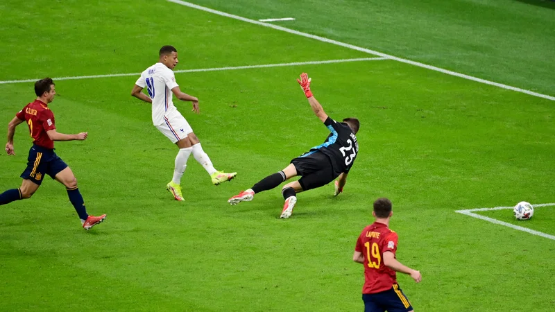 Fotografija: Takole je Kylian Mbappe zabil zmagoviti gol med tekmo Francije in Španije. FOTO: Miguel Medina/Reuters