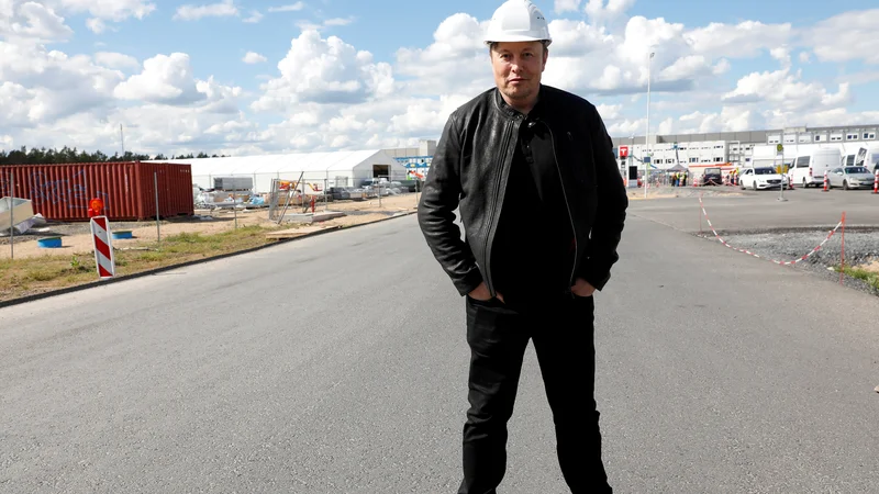 Fotografija: Še preden je nemškim uradnikom uspelo izdati dokončno gradbeno dovoljenje, je Elon Musk z začasnim dovoljenjem pri Berlinu postavil prvo tovarno družbe Tesla na evropskih tleh. FOTO: Michele Tantuss/Reuters
