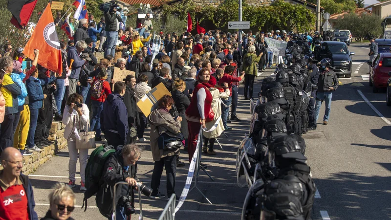Fotografija: Policija je po protestnem shodu v Marezigah obravnavala tudi moškega, ki je v vozilo predsednika vlade vrgel jajce. FOTO: Voranc Vogel/Delo