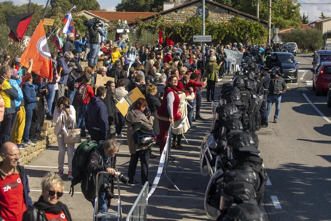 Policija je po protestnem shodu v Marezigah obravnavala tudi moškega, ki je v vozilo predsednika vlade vrgel jajce. FOTO: Voranc Vogel/Delo