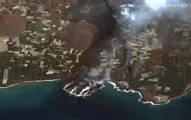 Lava je kopno povečalo za približno 40 hektarov, kar je skoraj toliko, kolikor znaša površina Vatikana. FOTO: Afp