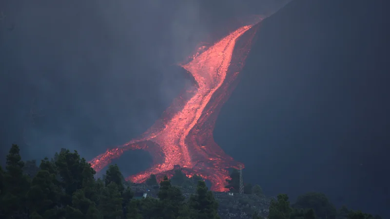 Fotografija: Svojo destruktivno moč je Cumbre Vieja ponovno pokazal konec tedna. FOTO: Sergio Perez/Reuters