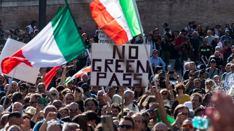 Fotografija: Italijo pretresajo protesti proti pogojem PCT. FOTO: Tiziana Fabi/AFP