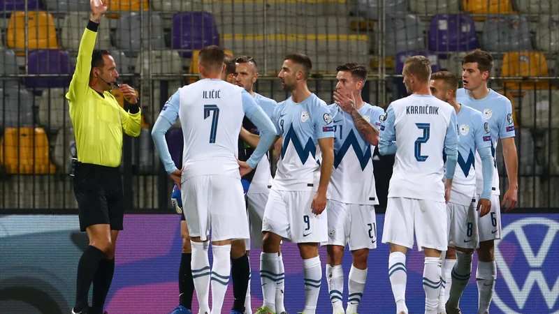 Fotografija: Slovenija je kvalifikacijski dvoboj za svetovno prvenstvo proti Rusiji začela motivirano in z rumenim kartonom Andraža Šporarja. FOTO: Borut Živulovič/Reuters