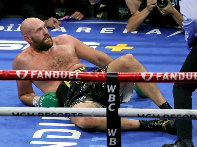 Čeprav se je Tyson Fury dvakrat znašel na tleh, ga to ni ustavilo na poti do nove zmage. FOTO: Ethan Miller/AFP