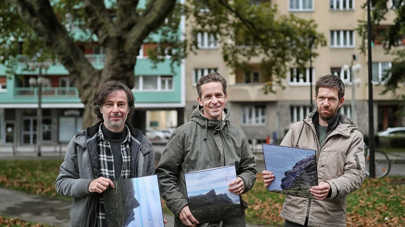 Fotografija: Člani zasedbe M.U.G. Trio Uroš Rakovec, Marko Brdnik in Gašper Peršl so album poskušali odigrati čim bolj svetlo, kar je posledica teže koronavirusne krize. FOTO: Blaž Samec/Delo
