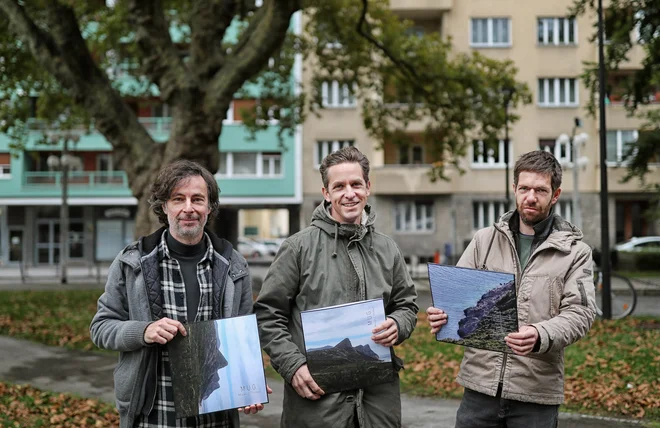 Člani zasedbe M.U.G. Trio Uroš Rakovec, Marko Brdnik in Gašper Peršl so album poskušali odigrati čim bolj svetlo, kar je posledica teže koronavirusne krize. FOTO: Blaž Samec/Delo