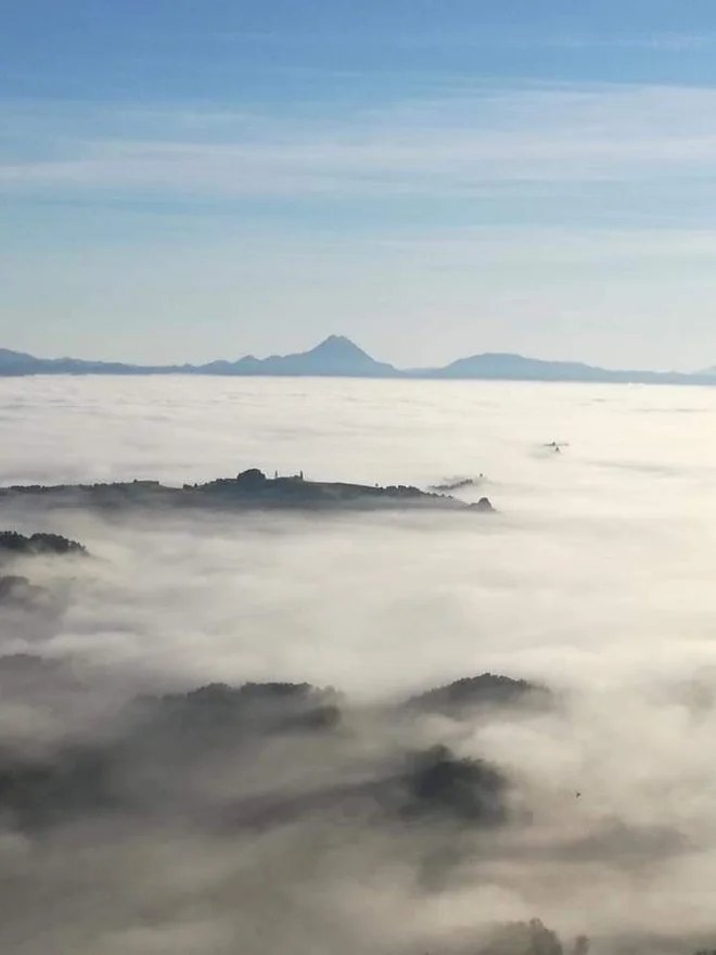Tudi v meglicah je pogled z vrha stolpa ljubezni osupljiv. Foto Matej Vidergar