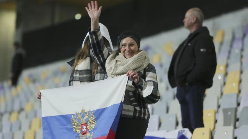 Fotografija: Ruski privrženci nogometa so tokrat Ljudski vrt zapuščali bolj nasmejani kot pred slabimi 12 leti takratni predsednik federacije Dimitrij Medvedjev in lastnik Chelseaja Roman Abramovič. FOTO: Jože Suhadolnik