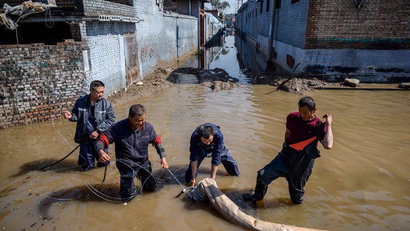 Fotografija: V kitajski provinci Shanxi, ki je glavna kitajska premogovniška provinca, so poplave prizadele skoraj dva milijona ljudi, po navedbah lokalnih medijev so morali evakuirati 120.000 prebivalcev. FOTO: AFP
