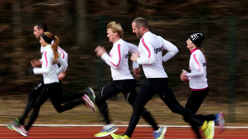 Fotografija: Tekaški copati za hitre treninge in tekme, seveda tudi za maraton. FOTO: Uroš Hočevar/Delo