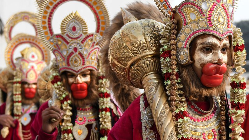 Fotografija: Hindujci, oblečeni v hindujsko božanstvo Lord Hanumana,so se udeležili povorke v Amritsarju, ob praznovanju festivala Navratri. FOTO: Narinder Nanu/Afp
 
