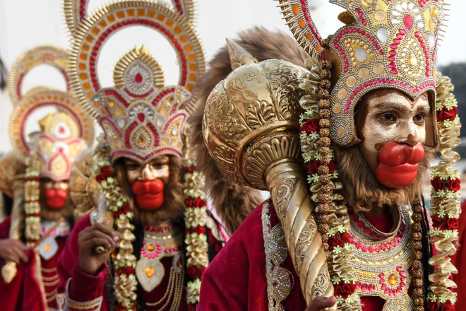 Hindujci, oblečeni v hindujsko božanstvo Lord Hanumana,so se udeležili povorke v Amritsarju, ob praznovanju festivala Navratri. FOTO: Narinder Nanu/Afp<br />

