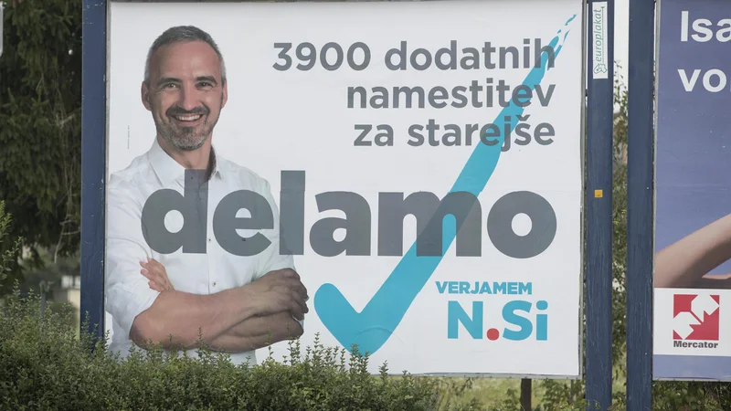 Fotografija: Minister Janez Cigler Kralj, na enem od plakatov NSi takole poudarja enega svojih dosežkov. FOTO: Jure Eržen/Delo