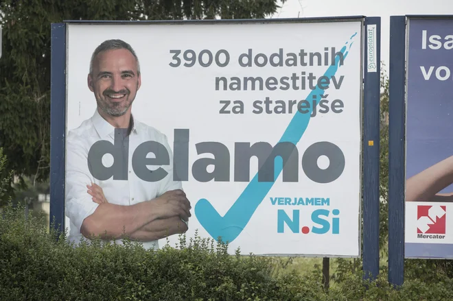 Minister Janez Cigler Kralj, na enem od plakatov NSi takole poudarja enega svojih dosežkov. FOTO: Jure Eržen/Delo