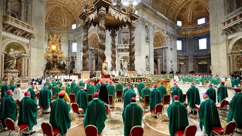 Fotografija: Sinoda o sinodalnosti se je začela v nedeljo s sveto mašo, ki jo je v baziliki sv. Petra daroval papež Frančišek. FOTO: Reuters