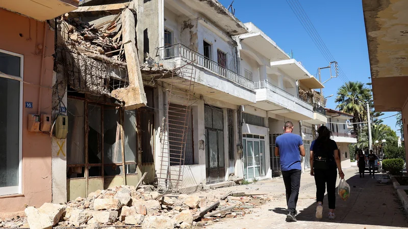 Fotografija: Kreto je močan potres z magnitudo 5,8 stresel pred štirinajstimi dnevi in zahteval smrtno žrtev. FOTO: Stefanos Rapanis/Reuters