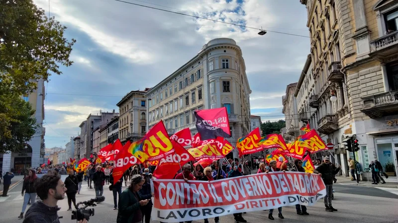 Fotografija: Sindikalne organizacije nasprotujejo italijanskim vladnim ukrepom v zvezi z obveznim covidnim potrdilom. FOTO: USB (Unione Sindacale di Base)
