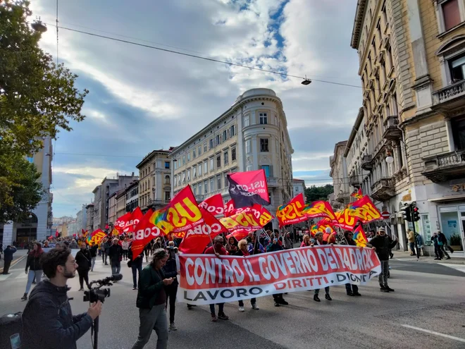 Sindikalne organizacije nasprotujejo italijanskim vladnim ukrepom v zvezi z obveznim covidnim potrdilom. FOTO: USB (Unione Sindacale di Base)
