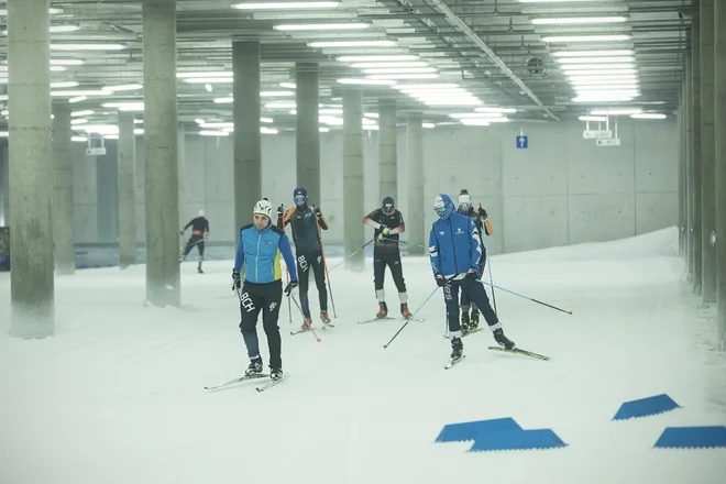 Tunel za tek na smučeh se vije v treh nadstropjih, v njem je tudi poleti med 0 in –2 stopinjama Celzija. FOTO: Jure Eržen/Delo