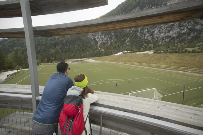 Med obiskom Planice sta mlada nogometaša takoj stekla na igrišče, starša pa sta ju opazovala. Trening tisti dan očitno ni odpadel. FOTO: Jure Eržen/Delo