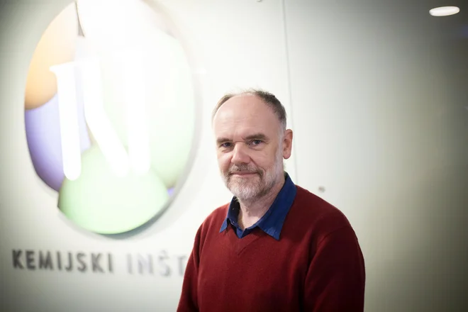 Dr. Roman Jerala pravi, da se zdravilo regeneron uporablja za zdravljenje v začetnih stopnjah covida-19, s čimer zmanjšamo verjetnost hujšega poteka bolezni. FOTO: Jože Suhadolnik/Delo