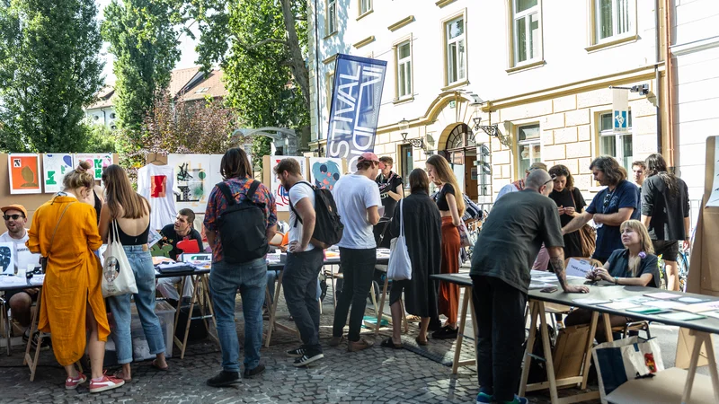 Sejem knjig umetnika <em>Caffeine Hours</em><em> </em>je srečanje lokalnih oblikovalcev, ilustratorjev, fotografov, umetnikov, ustvarjalcev ter neodvisnih in mikro založnikov. FOTO: Asiana Jurca Avci