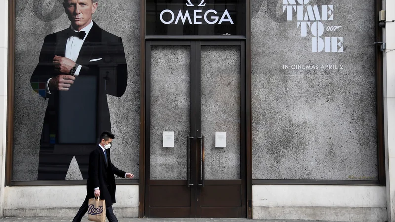 Fotografija: Bond je, kot temu rečemo, večji od filma. FOTO: Toby Melville/Reuters