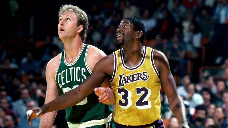 Fotografija: Larry Bird (levo) in Magic Johnson sta preporodila ligo NBA. FOTO: Arhiv NBA