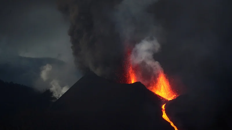 Fotografija: Vukan Cumbre Vieja se še ni umiril. FOTO: Sergio Perez/Reuters