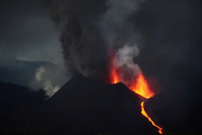 Vukan Cumbre Vieja se še ni umiril. FOTO: Sergio Perez/Reuters