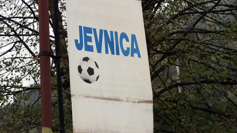 Fotografija: Prebivalce Jevnice je prestrašilo preletavanje policijskega helikopterja. FOTO :Igor Mali