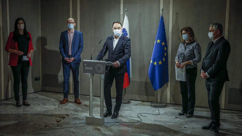 Fotografija: Podpisani trdijo, da vlada načrtno ustvarja izredne razmere, »kolovodja« pa je poleg predsednika vlade prav minister Hojs. FOTO: Jože Suhadolnik/Delo