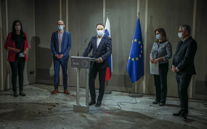 Podpisani trdijo, da vlada načrtno ustvarja izredne razmere, &raquo;kolovodja&laquo; pa je poleg predsednika vlade prav minister Hojs. FOTO: Jože Suhadolnik/Delo