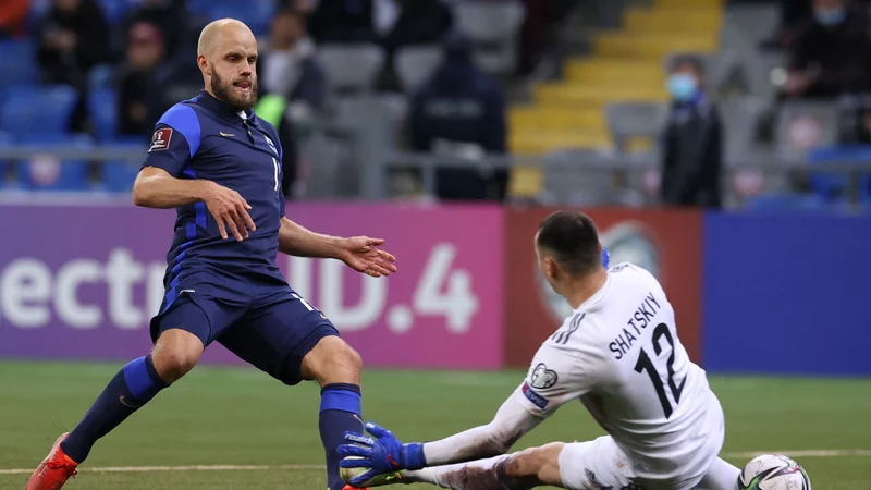 Fotografija: Teemu Pukki je takole spravil žogo za hrbet kazahstanskega vratarja Igorja Šackega. FOTO: Stanislav Filippov/AFP