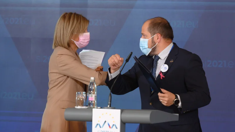 Fotografija: Evropska komisarka za zdravje in prehransko varnost Stela Kiriakides in minister za zdravje Janez Poklukar danes na Brdu pri Kranju. FOTO: Ukom