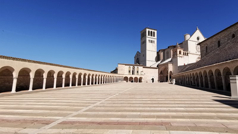 Fotografija: Katedrala sv. Frančiška v Assisiju, ko ni veliko turistov.
