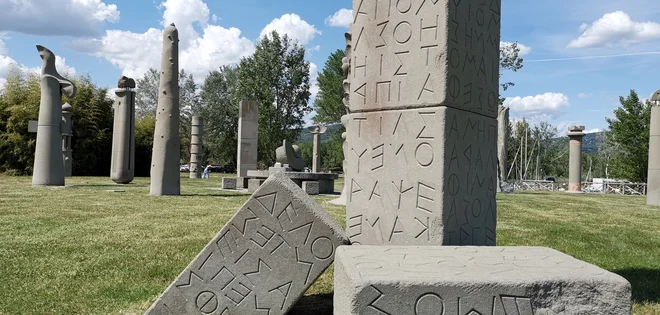 Park Sonce s skulpturami ob Trasimenskem jezeru spominja na Stonehenge.
