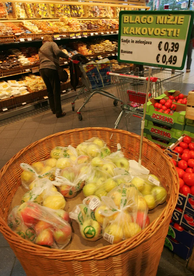 V Sparu izdelkom nekaj dni pred iztekom roka uporabe znižajo cene in jih posebej izpostavijo. FOTO: Mavric Pivk/Delo
