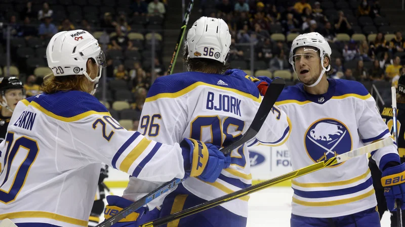 Fotografija: Pingvini iz Pittsburgha so že ob odprtju sezone NHL presenetili prvaka s Floride Tampo Bay. FOTO: Charles Leclaire/Usa Today Sports