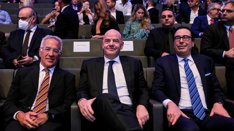 Fotografija: Predsednik Svetovne nogometne zveze Gianni Infantino poskuša z močnim lobiranjem doseči podporo o mundialu na vsake dve leti. V Izarelu je bil v družbi kanadskega milijarderja Sylvana Adamsa (levo) in nekdanjega finačnega ministra ZDA v vladi Donalda Trumpa Stevena Mnuchina. FOTO: Menahem Kahana/AFP