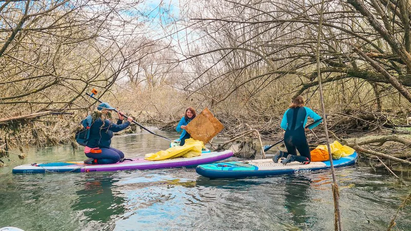 Fotografija: Očiščevalna akcija Ižice. FOTO: #SUPportCleanWaters