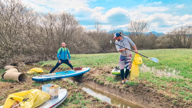 Očiščevalna akcija Ižice. FOTO: #SUPportCleanWaters
