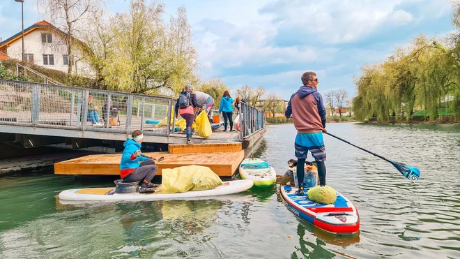 Očiščevalna akcija Ižice. FOTO: #SUPportCleanWaters
