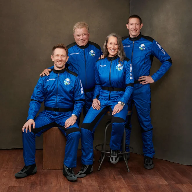 Na krovu so se Shatnerju pridružili podpredsednica podjetja Blue Origin Audrey Powers, nekdanji inženir Nase Chris Boshuizen in znanstvenik Glen de Vries iz francoskega računalniškega podjetja Dassault Systèmes. FOTO: AFP
