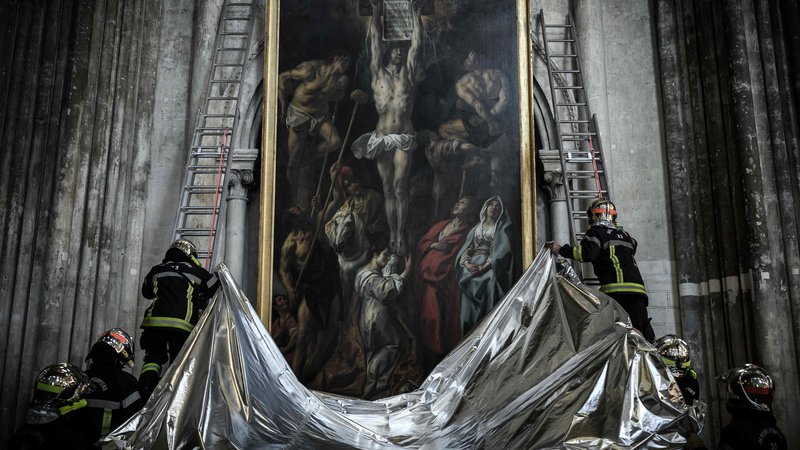Fotografija: Francoski gasilci so morali med požarno vajo namenjeno ohranjanju umetniških del, zaščititi sliko z ognjevarno odejo, razstavljeno v katedrali Saint -Andre v francoskem Bordeauxu. FOTO: Philippe Lopez/Afp

 
