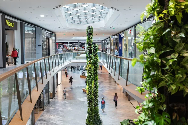 ALEJA je žirijo med drugim prepričala s svojo edinstveno, brezčasno sodobno arhitekturo, jasnim, modernim konceptom ter izjemno paleto nakupovalnih in prostočasnih dejavnosti, ki presegajo dosedanja središča. FOTO: Jošt Gantar
