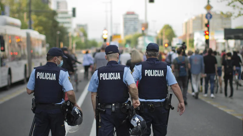 Fotografija: Danes se je začel 60-dnevni rok za zbiranje podpisov volivcev za podporo predlogu novele zakona o delovnih razmerjih, kot jo predlaga Sindikat policistov Slovenije. FOTO: Jure Eržen/Delo
