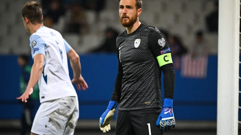 Fotografija: Slovenski kapetan Jan Oblak je prejel devet golov na osmih tekmah, s takšno uspešnostjo se lahko od vratarjev, ki so odigrali vse kvalifikacijske dvoboje, pohvali tudi Romun Florin Niță. FOTO: Jure Makovec/AFP